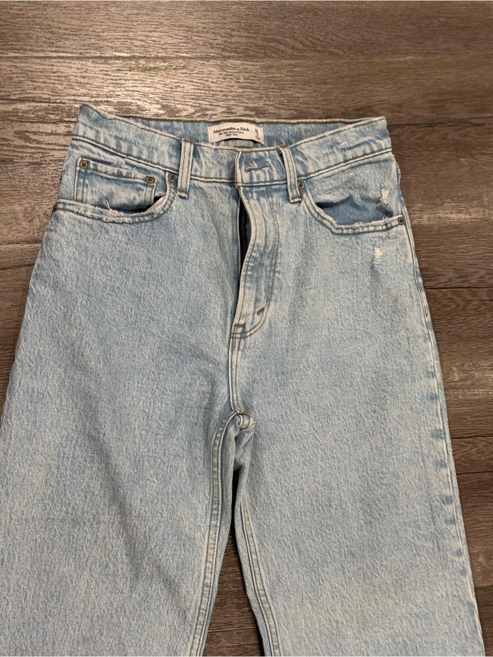 Abercrombie 90s Relaxed High Rise Light Wash Jeans 26R - Picture 2 of 15